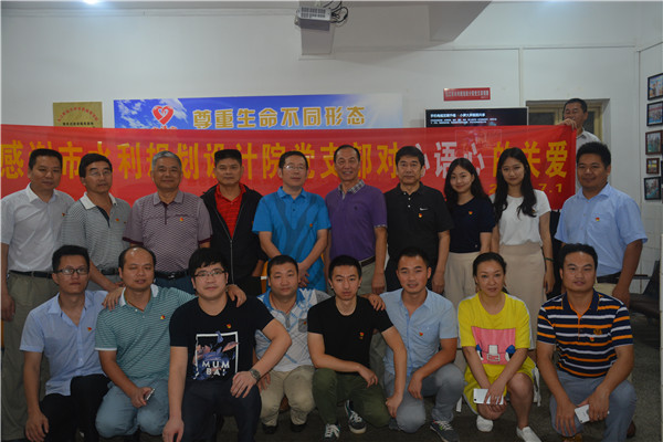 设计院党员志愿者与学校老师.JPG